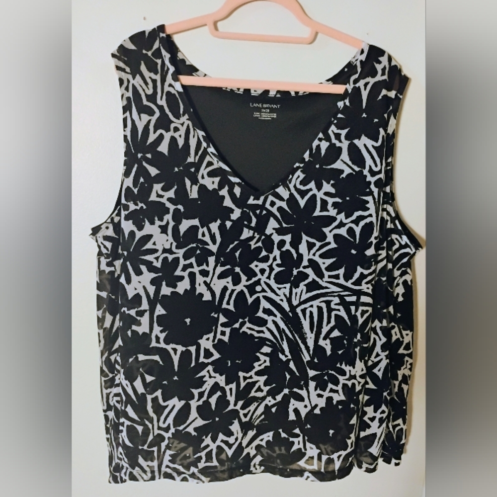 Lane Bryant 26/28 Black‎ White Floral V-Neck Sleeveless Blouse